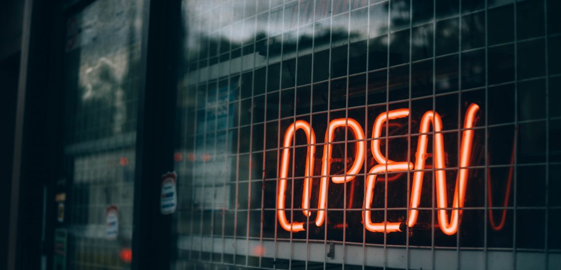 Las tasas de ahorro aumentan durante el confinamiento, pero la inflación – y los tipos de interés – disminuyen.